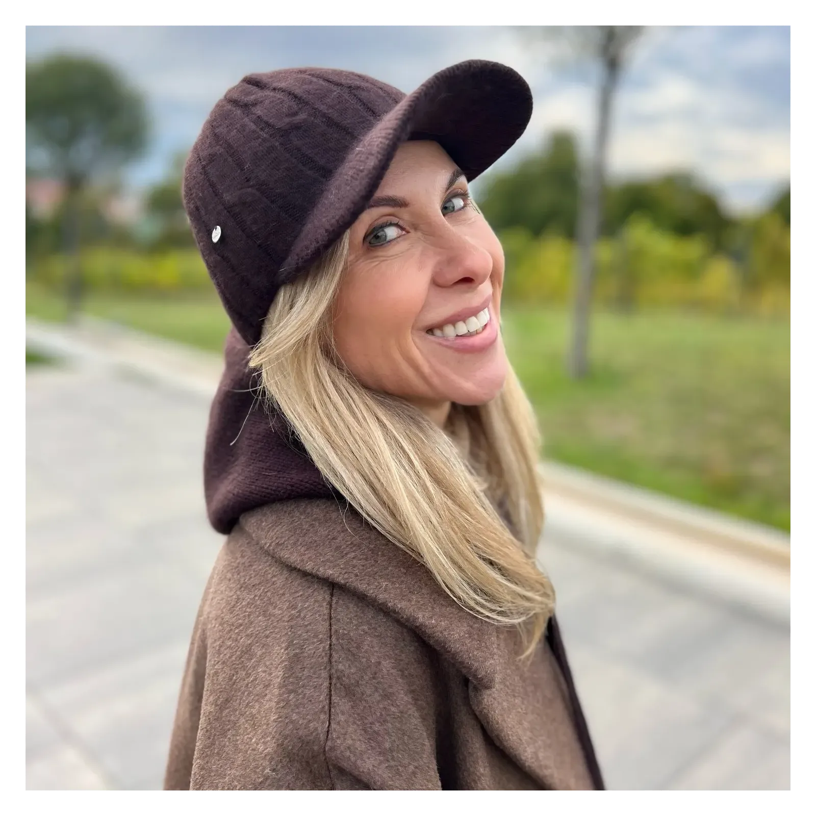 Elegancka damska czapka z daszkiem – brązowa wełna