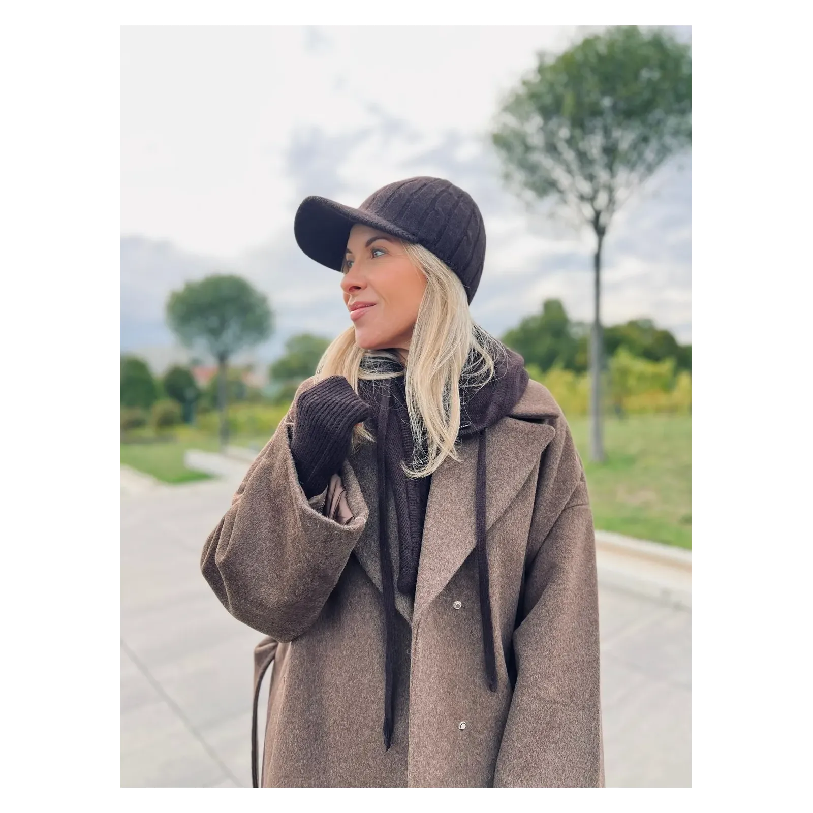Elegancka damska czapka z daszkiem – brązowa wełna