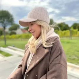 Modna beżowa czapka z daszkiem z wełny dla kobiet