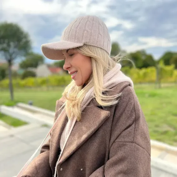 Modna beżowa czapka z daszkiem z wełny dla kobiet