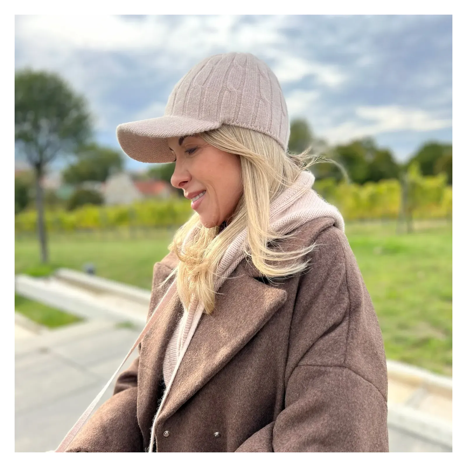 Modna beżowa czapka z daszkiem z wełny dla kobiet