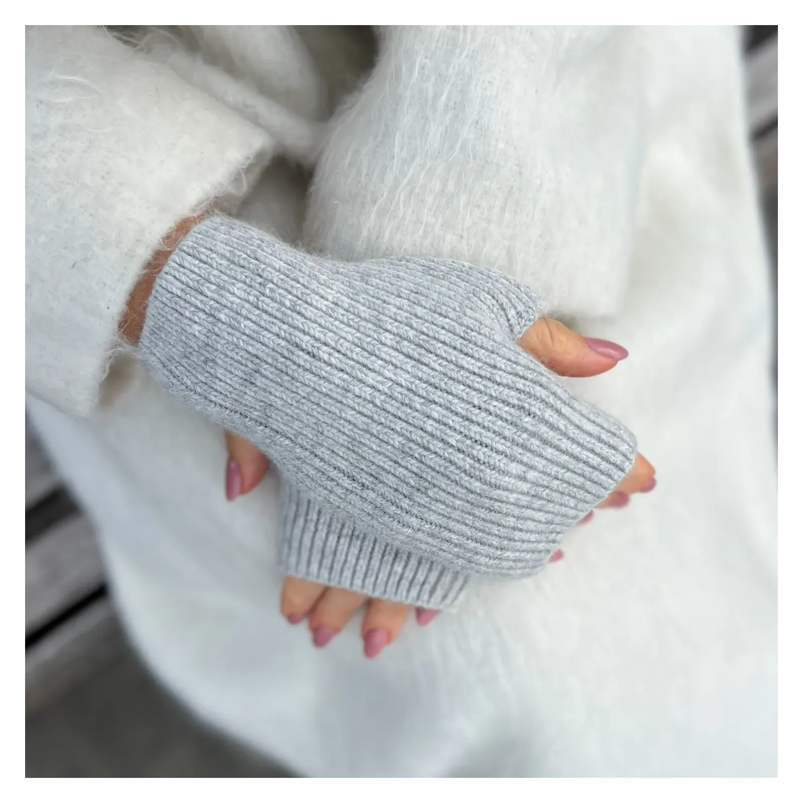 Uniwersalne szare rękawiczki bez palców damskie – wełniane mitenki
