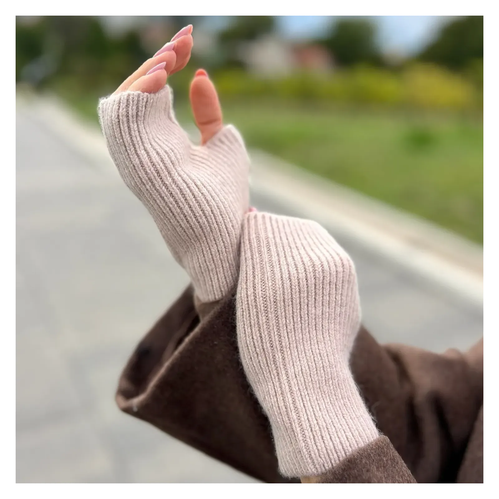 Beżowe mitenki damskie – rękawiczki bez palców z wełny