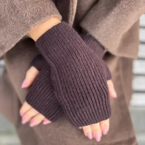 Damskie brązowe rękawiczki bez palców z wełny – modne mitenki na jesień i zimę