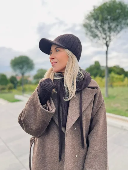 Damskie brązowe rękawiczki bez palców z wełny – modne mitenki na jesień i zimę