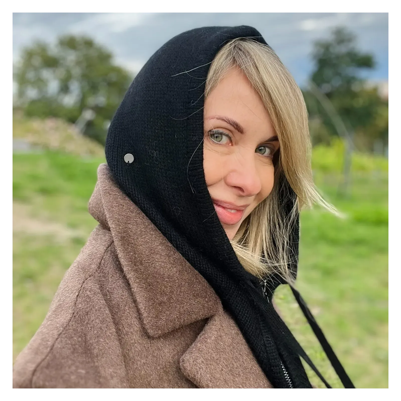 Czarny szal kaptur na zamek wełniany