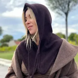 Szal z kapturem i zamkiem – brązowy wełniany kapturo-komin