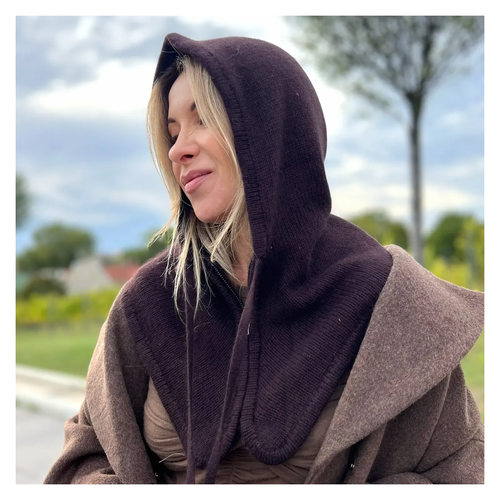 Szal z kapturem i zamkiem – brązowy wełniany kapturo-komin