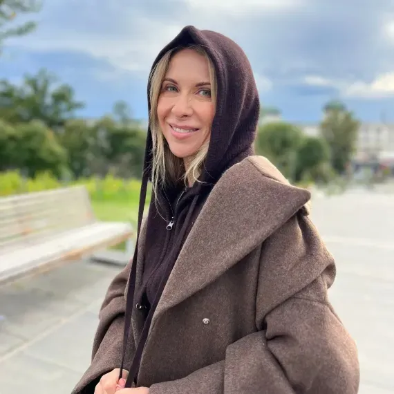 Szal z kapturem i zamkiem – brązowy wełniany kapturo-komin