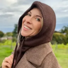 Brązowy wełniany komin z kapturem