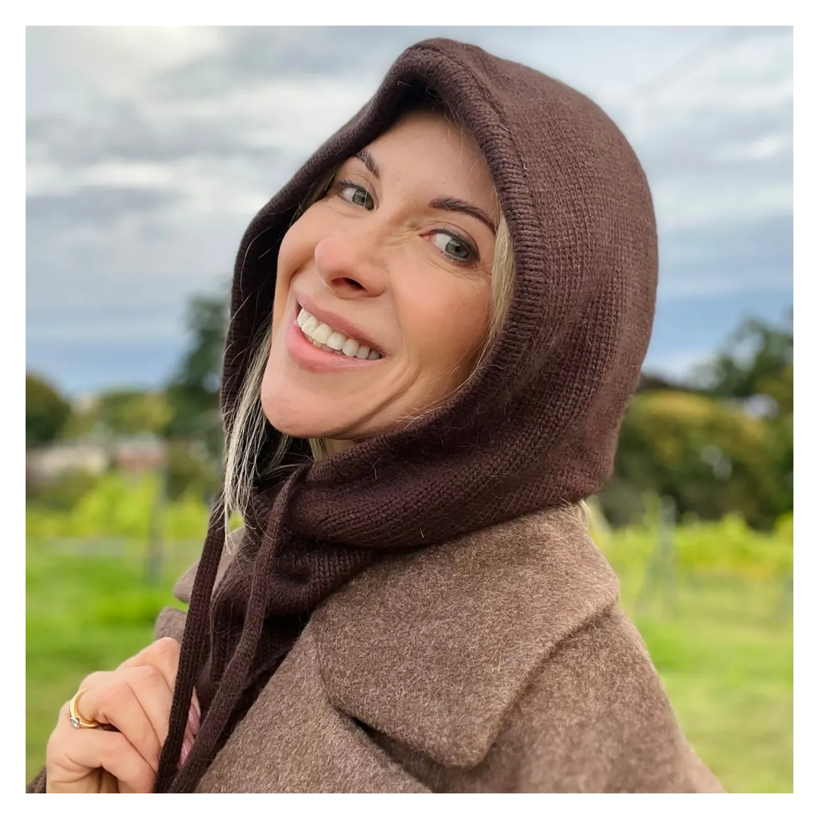 Brązowy wełniany komin z kapturem