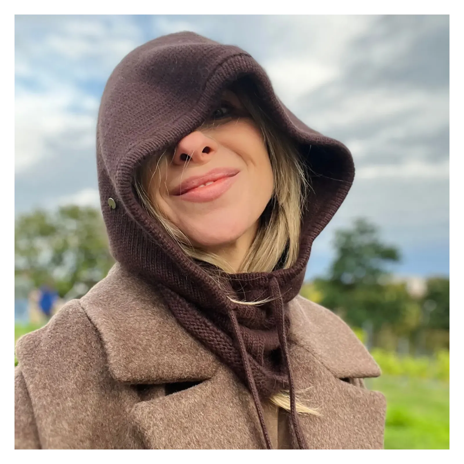 Brązowy wełniany komin z kapturem