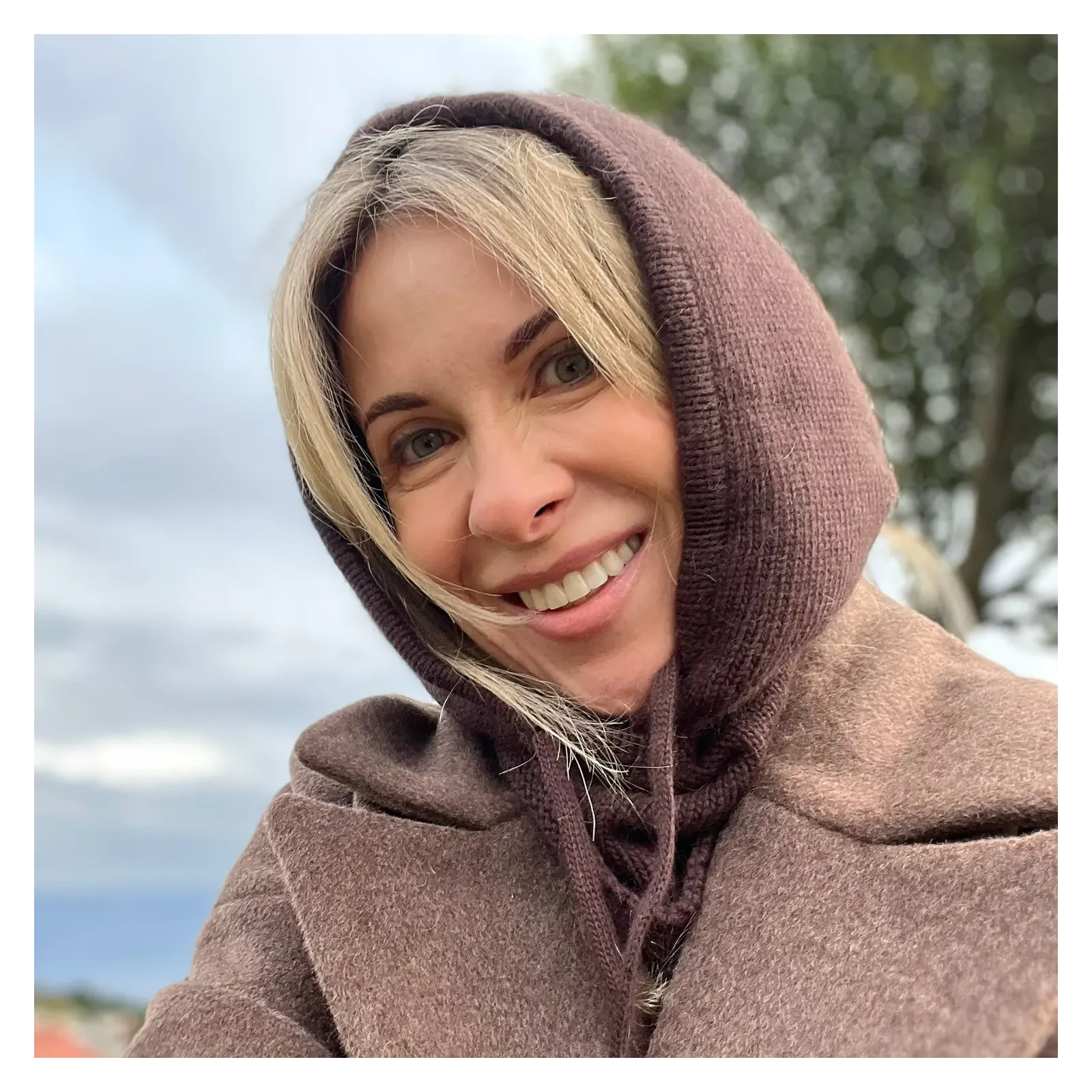 Brązowy wełniany komin z kapturem