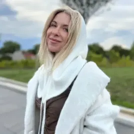 Szal z kapturem i zamkiem – biały kapturo-komin damski