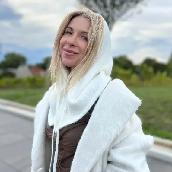 Szal z kapturem i zamkiem – biały kapturo-komin damski
