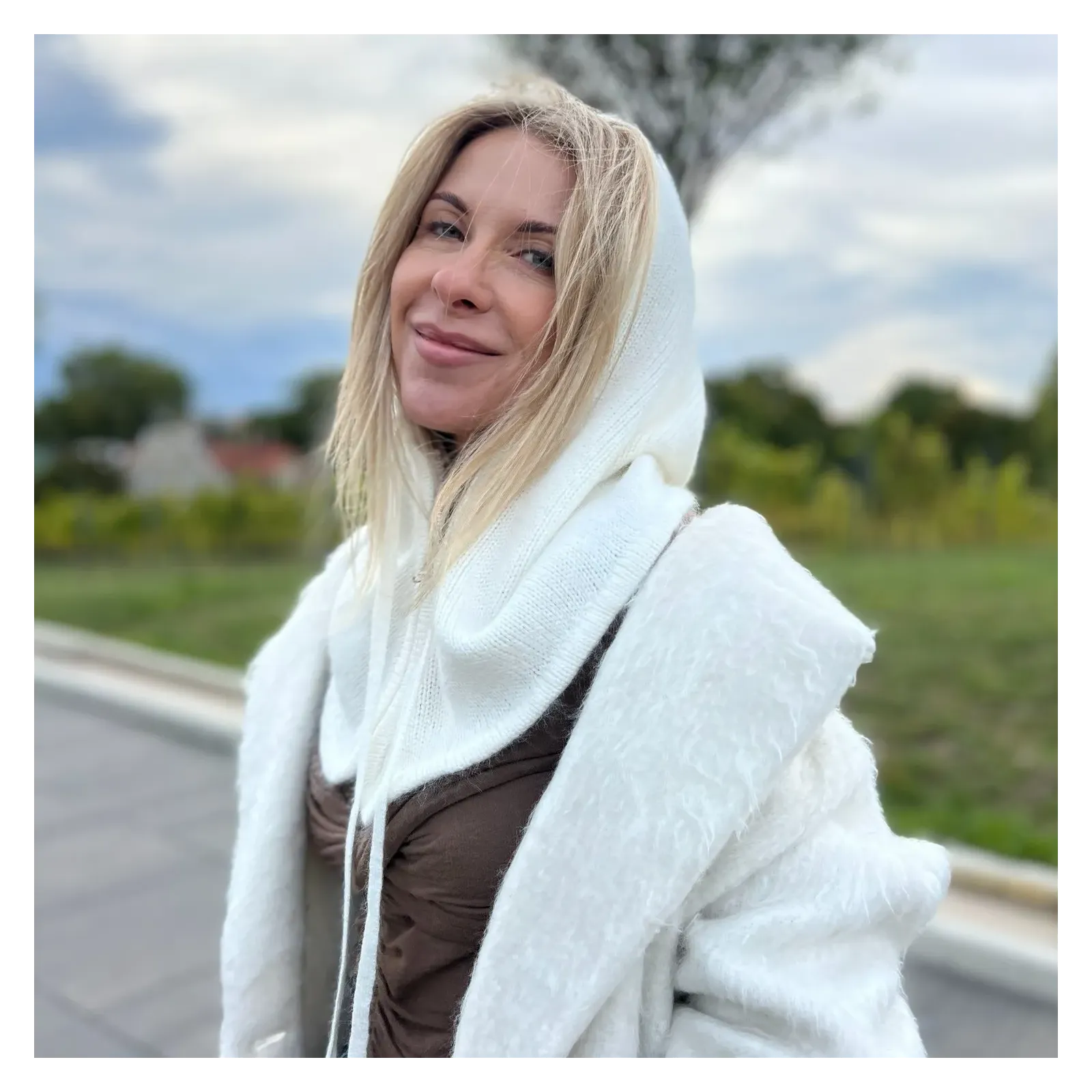 Szal z kapturem i zamkiem – biały kapturo-komin damski