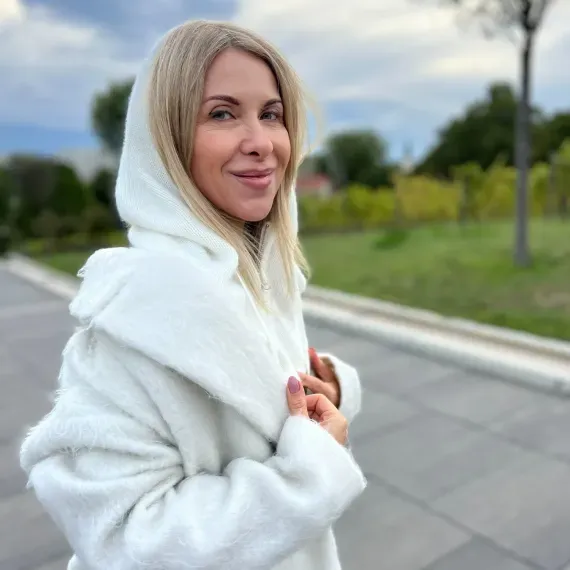 Szal z kapturem i zamkiem – biały kapturo-komin damski