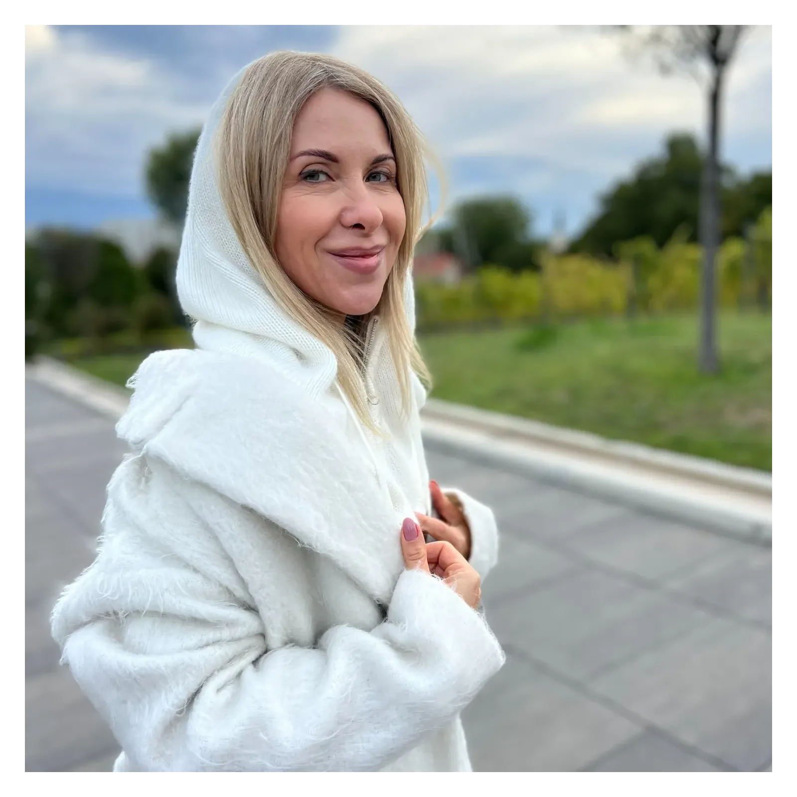 Szal z kapturem i zamkiem – biały kapturo-komin damski