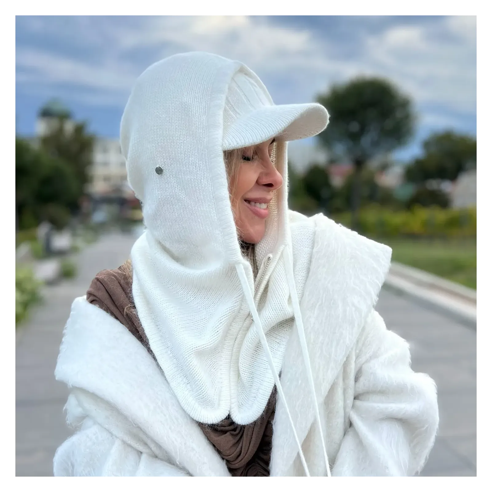 Szal z kapturem i zamkiem – biały kapturo-komin damski