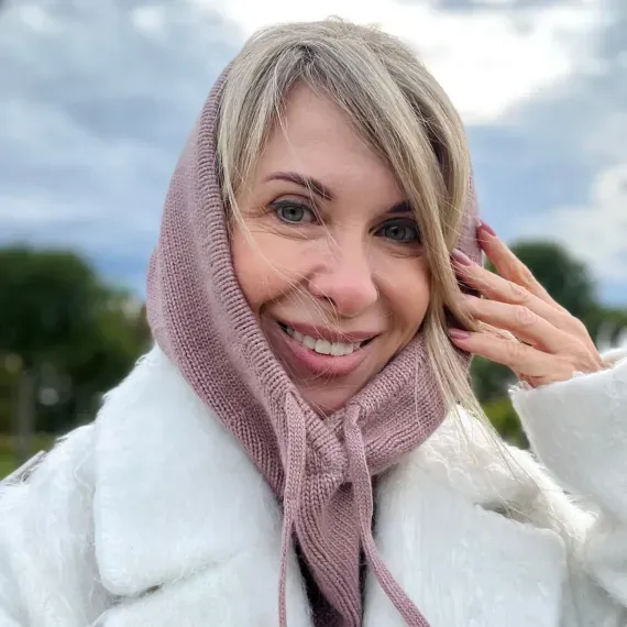 Kapturo-komin damski beżowy z wełny – model wkładany