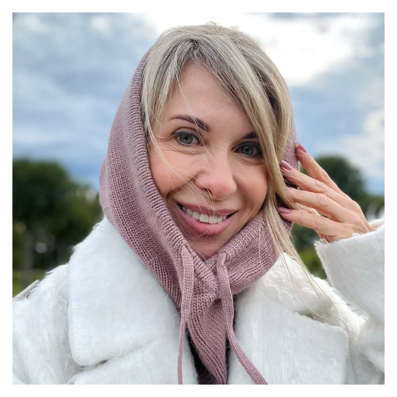 Kapturo-komin damski beżowy z wełny – model wkładany