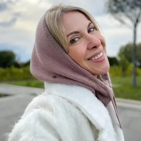 Kapturo-komin damski beżowy z wełny – model wkładany