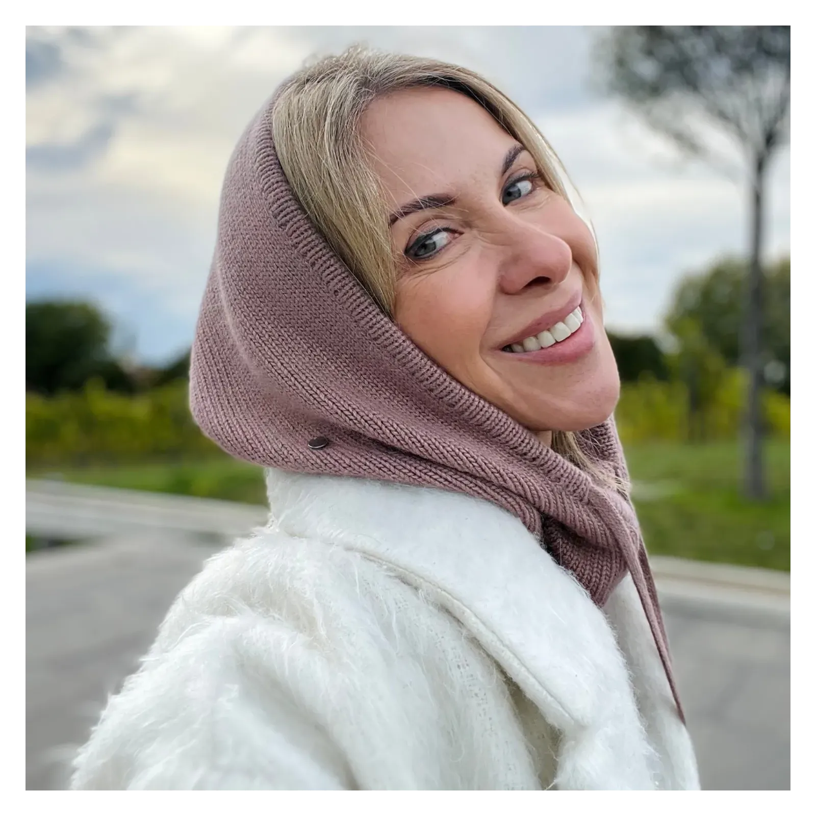 Kapturo-komin damski beżowy z wełny – model wkładany