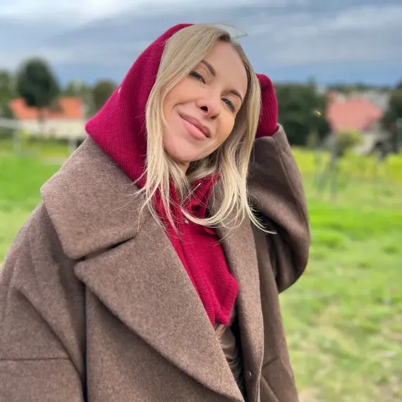 Wełniany zestaw damski brązowy – szal z kapturem, rękawiczki i czapka z daszkiem