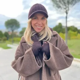 Wełniany zestaw damski brązowy – szal z kapturem, rękawiczki i czapka z daszkiem