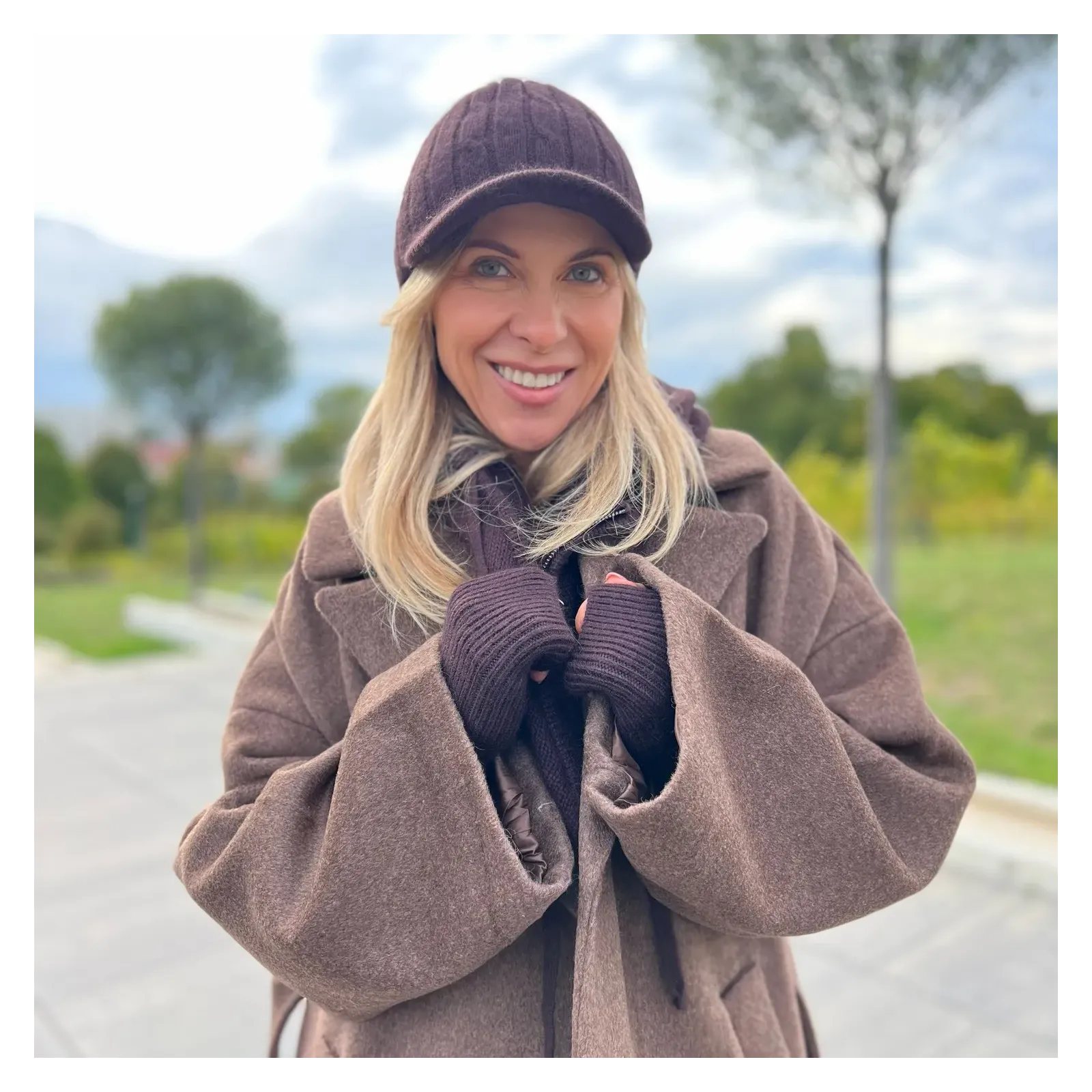 Wełniany zestaw damski brązowy – szal z kapturem, rękawiczki i czapka z daszkiem