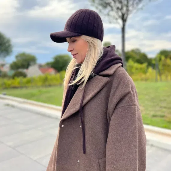 Wełniany zestaw damski brązowy – szal z kapturem, rękawiczki i czapka z daszkiem