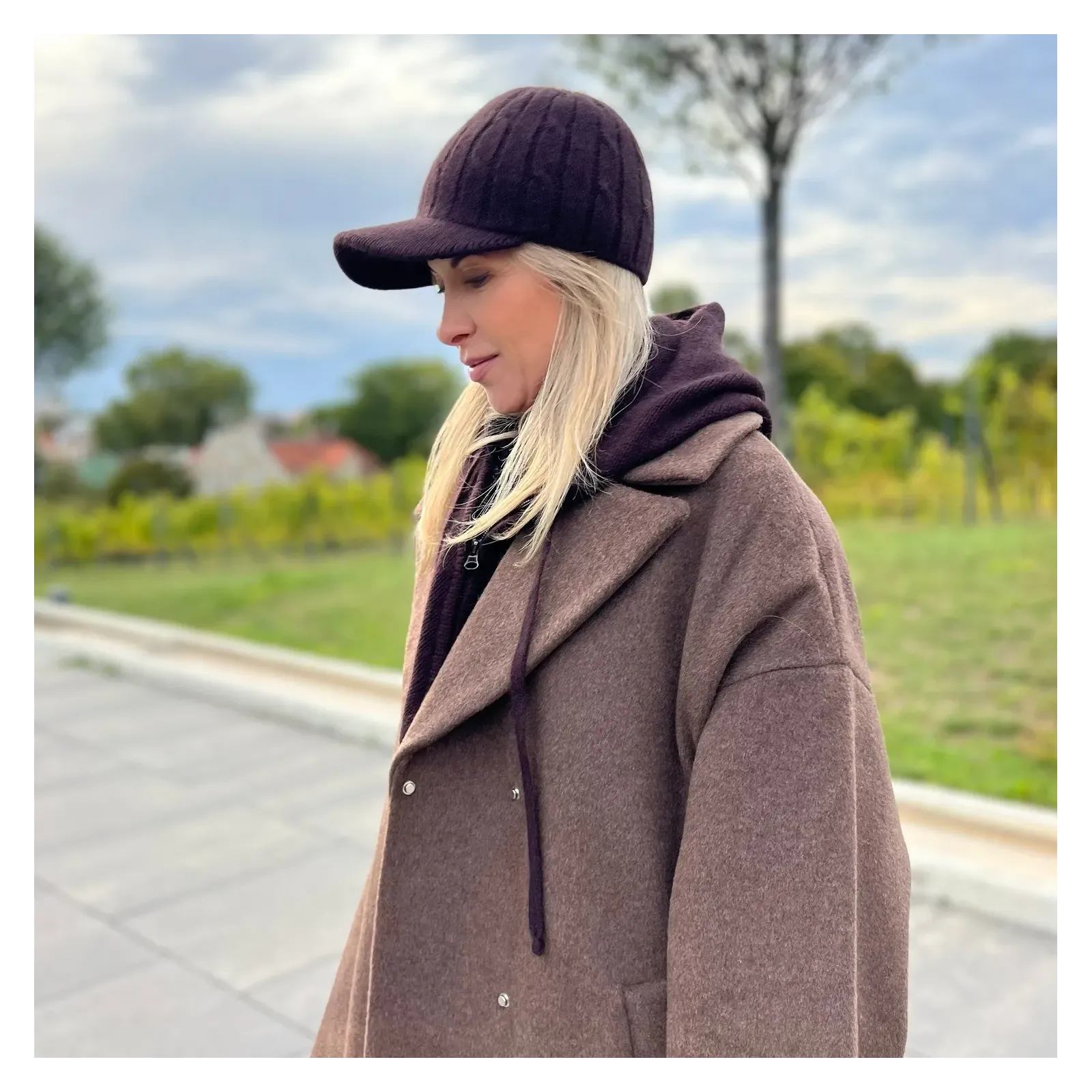 Wełniany zestaw damski brązowy – szal z kapturem, rękawiczki i czapka z daszkiem