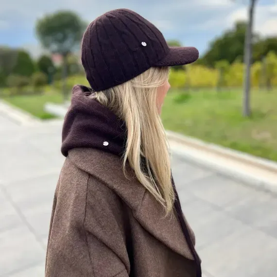 Wełniany zestaw damski brązowy – szal z kapturem, rękawiczki i czapka z daszkiem