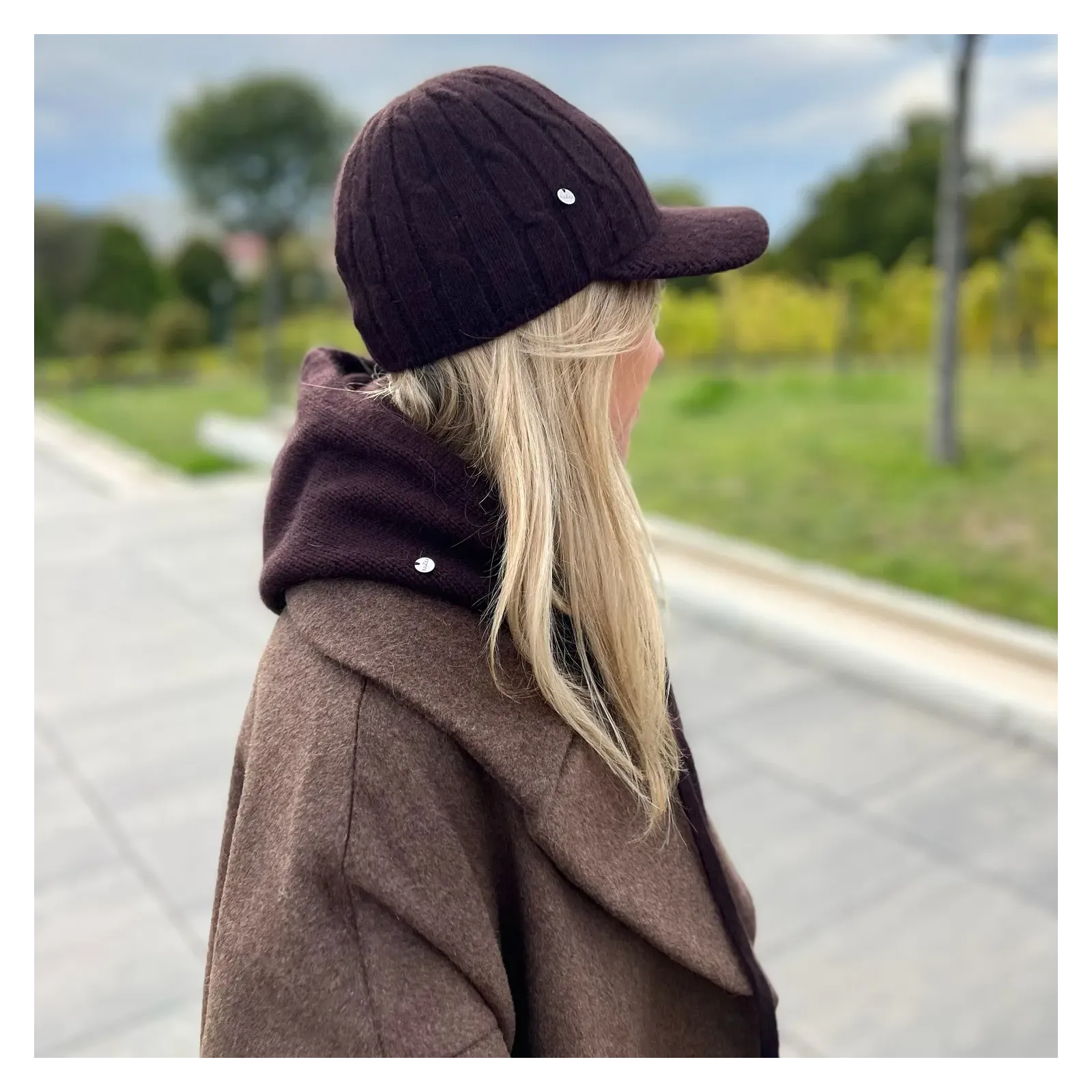 Wełniany zestaw damski brązowy – szal z kapturem, rękawiczki i czapka z daszkiem