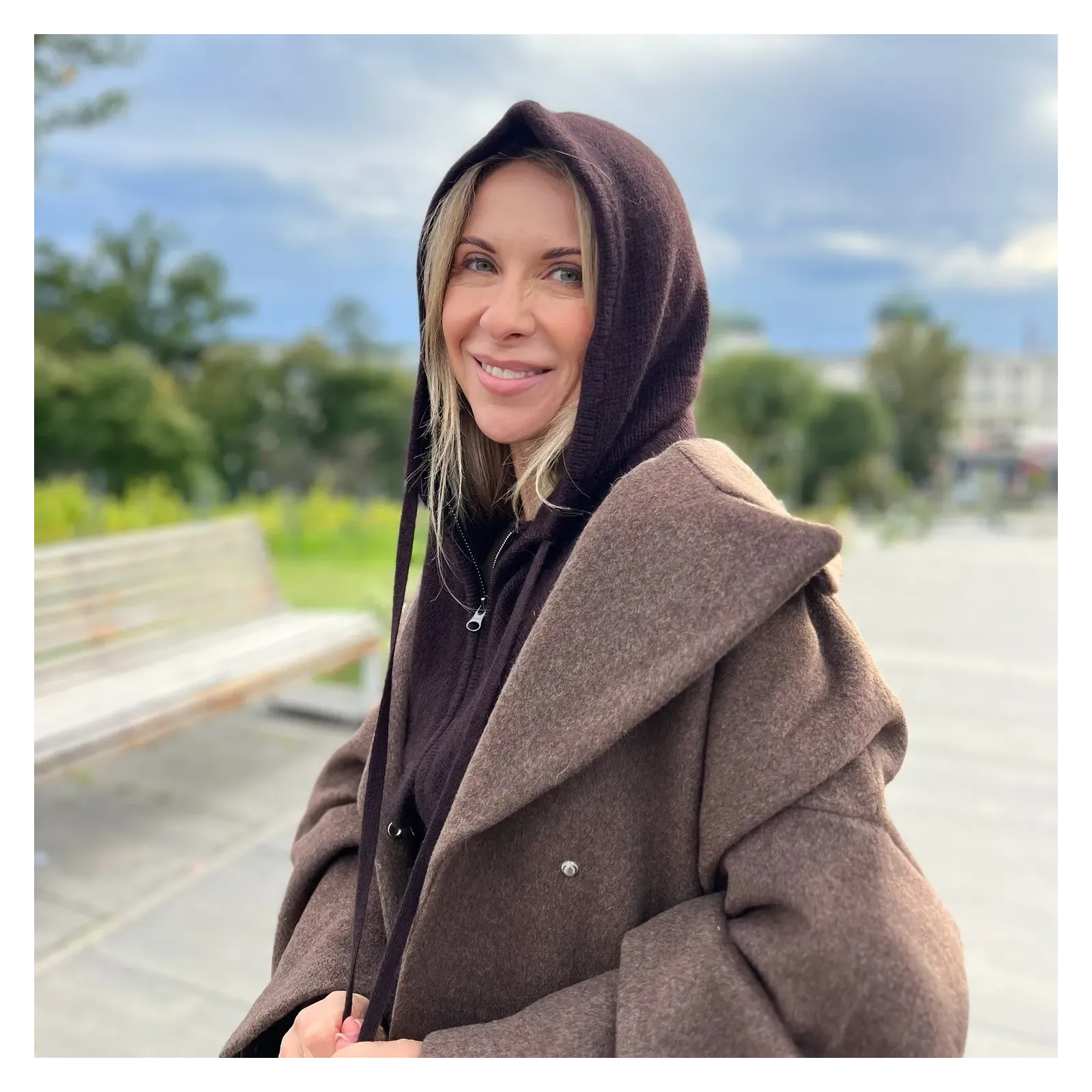 Wełniany zestaw damski brązowy – szal z kapturem, rękawiczki i czapka z daszkiem