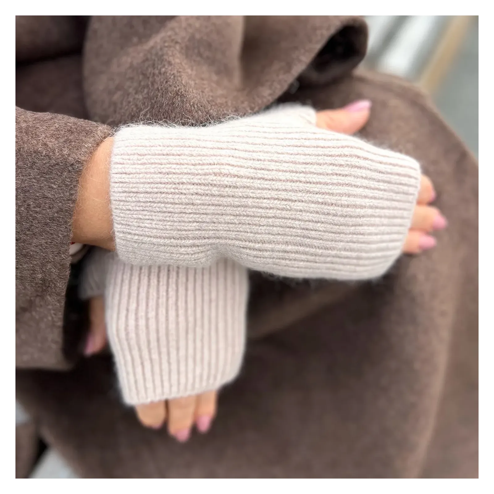 Komplet zimowy damski beżowy – komin z kapturem na zamek, mitenki i czapka