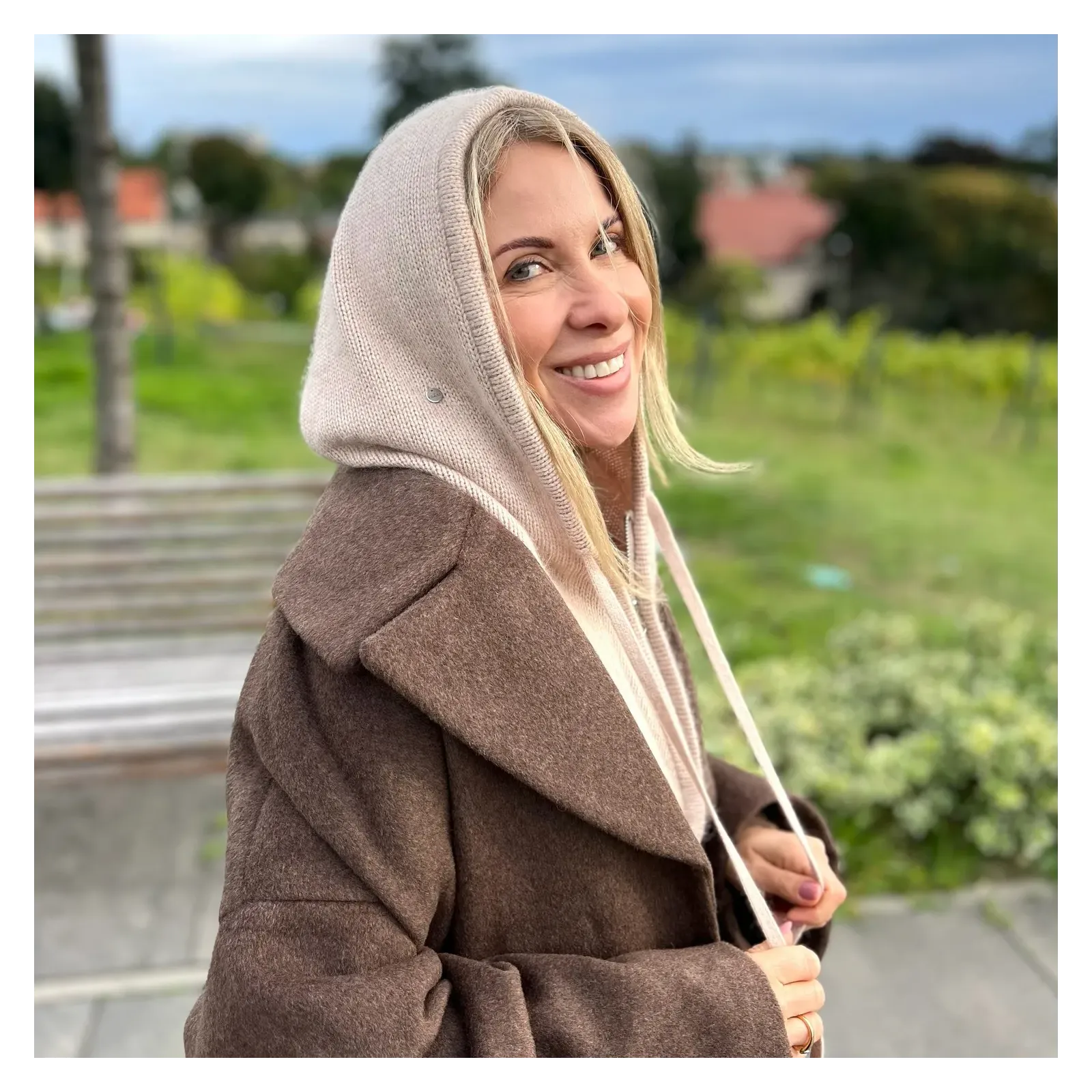 Komplet zimowy damski beżowy – komin z kapturem na zamek, mitenki i czapka