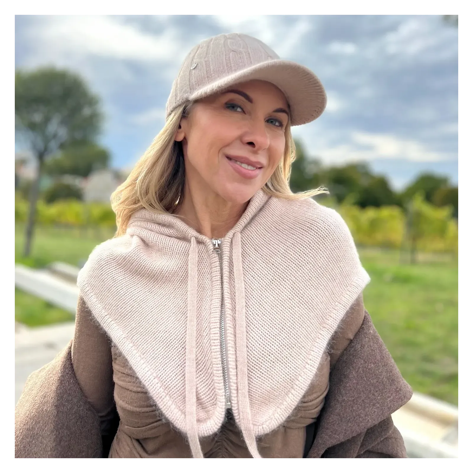 Komplet zimowy damski beżowy – komin z kapturem na zamek, mitenki i czapka