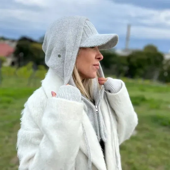 Szary komplet wełniany dla kobiet – komin-szal, czapka i mitenki