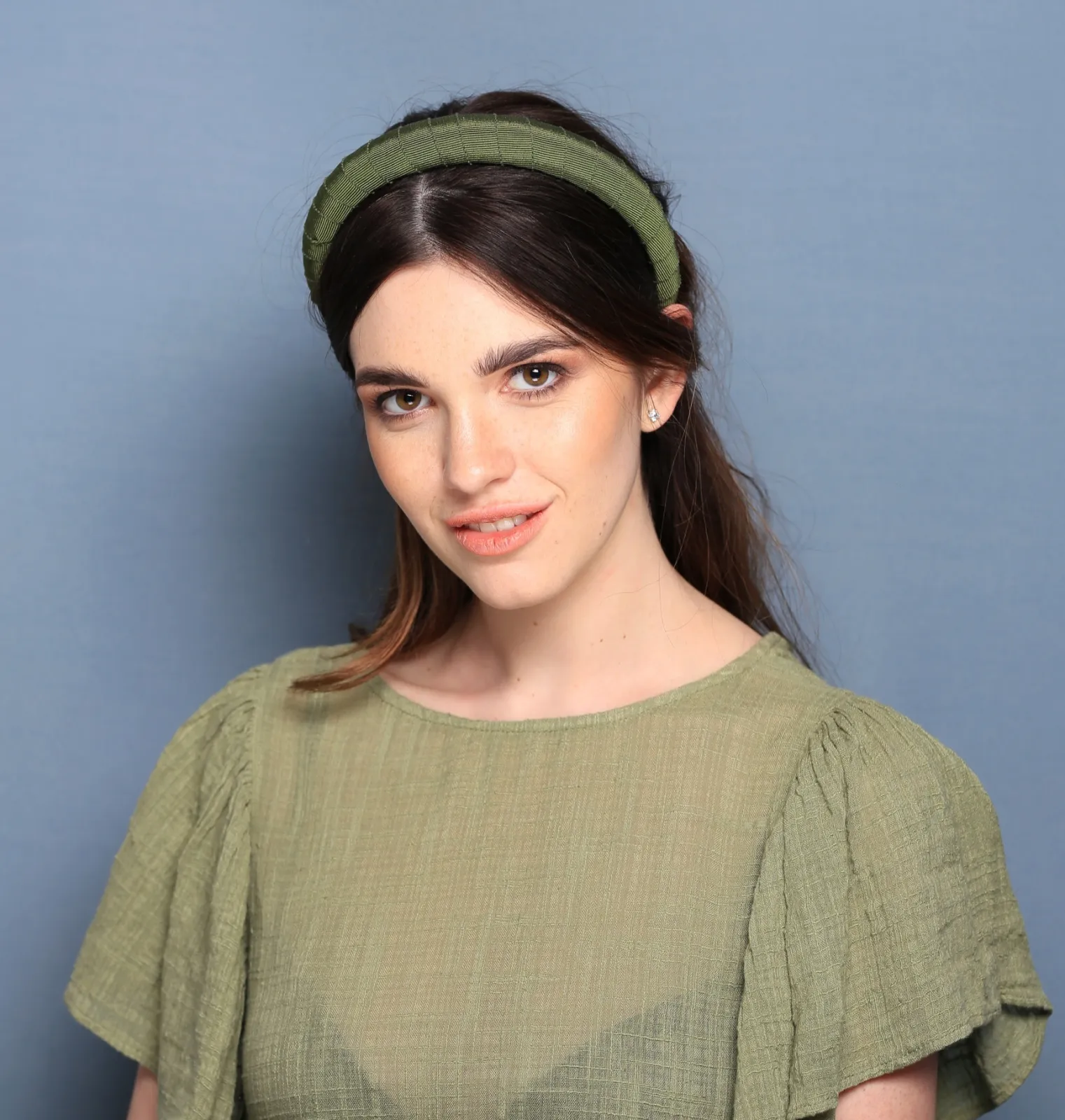 Prosta opaska damska w nieoczywistej zieleni.