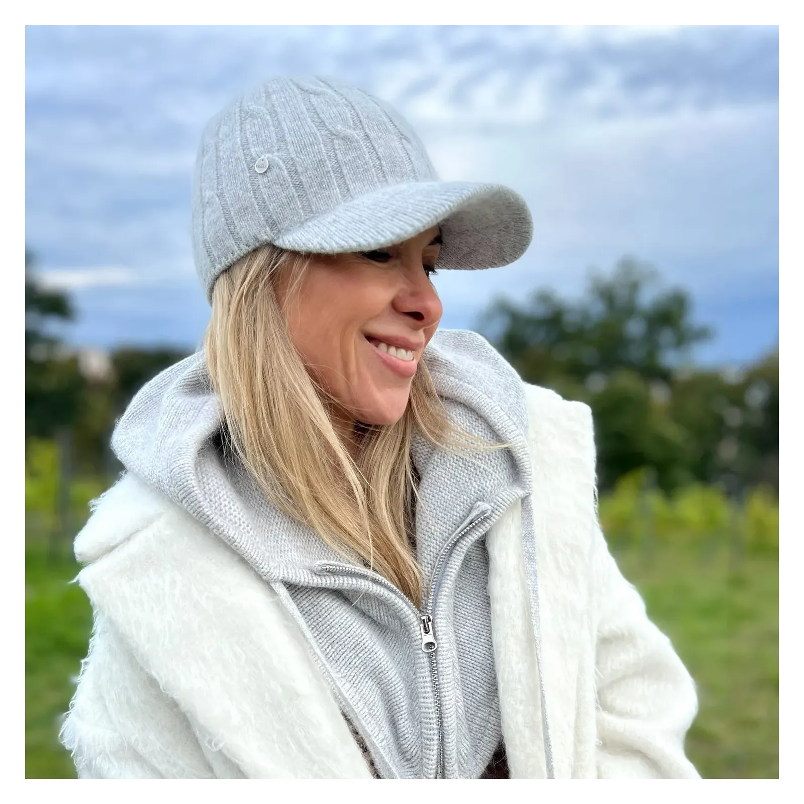 Szary komplet wełniany dla kobiet – komin-szal, czapka i mitenki