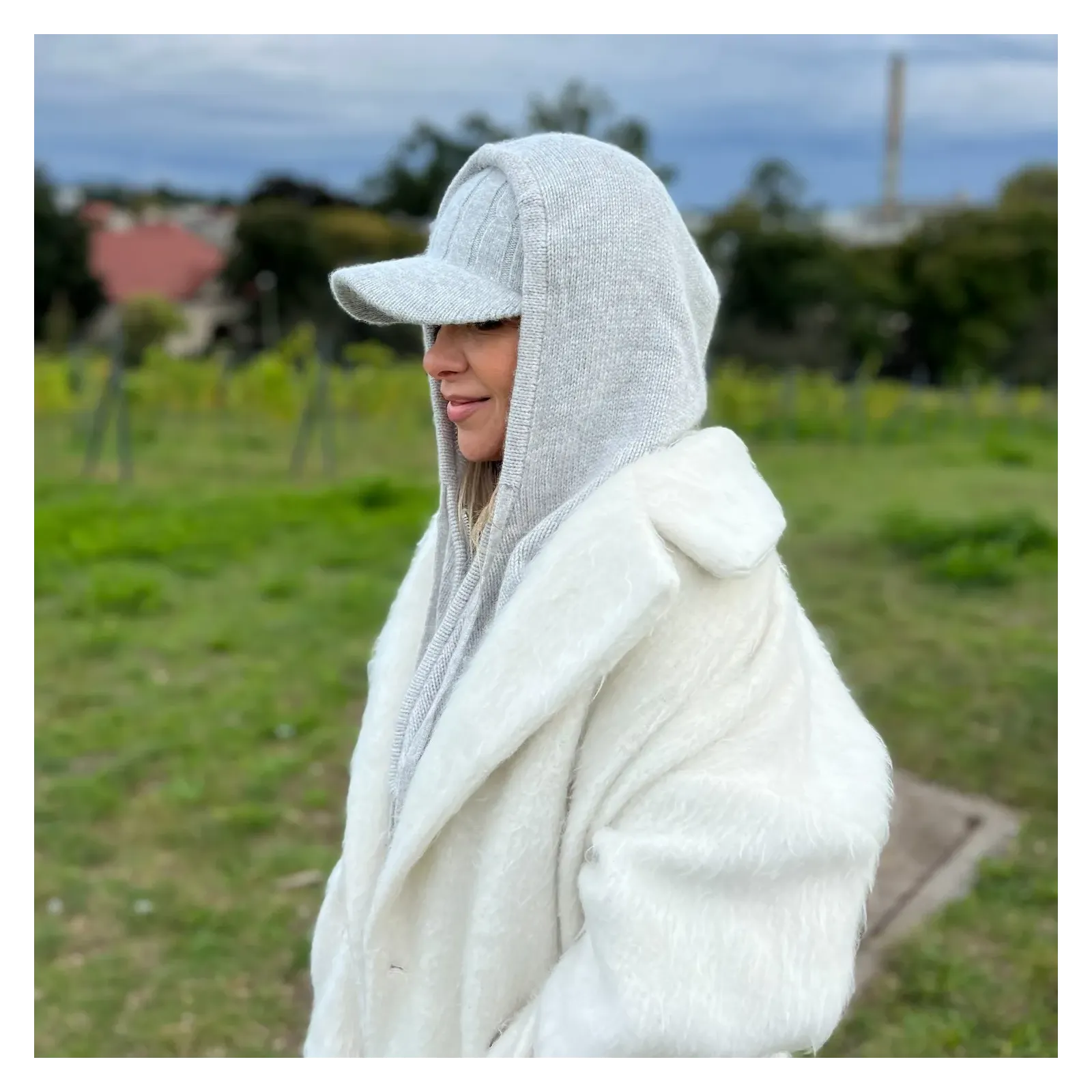 Szary komplet wełniany dla kobiet – komin-szal, czapka i mitenki