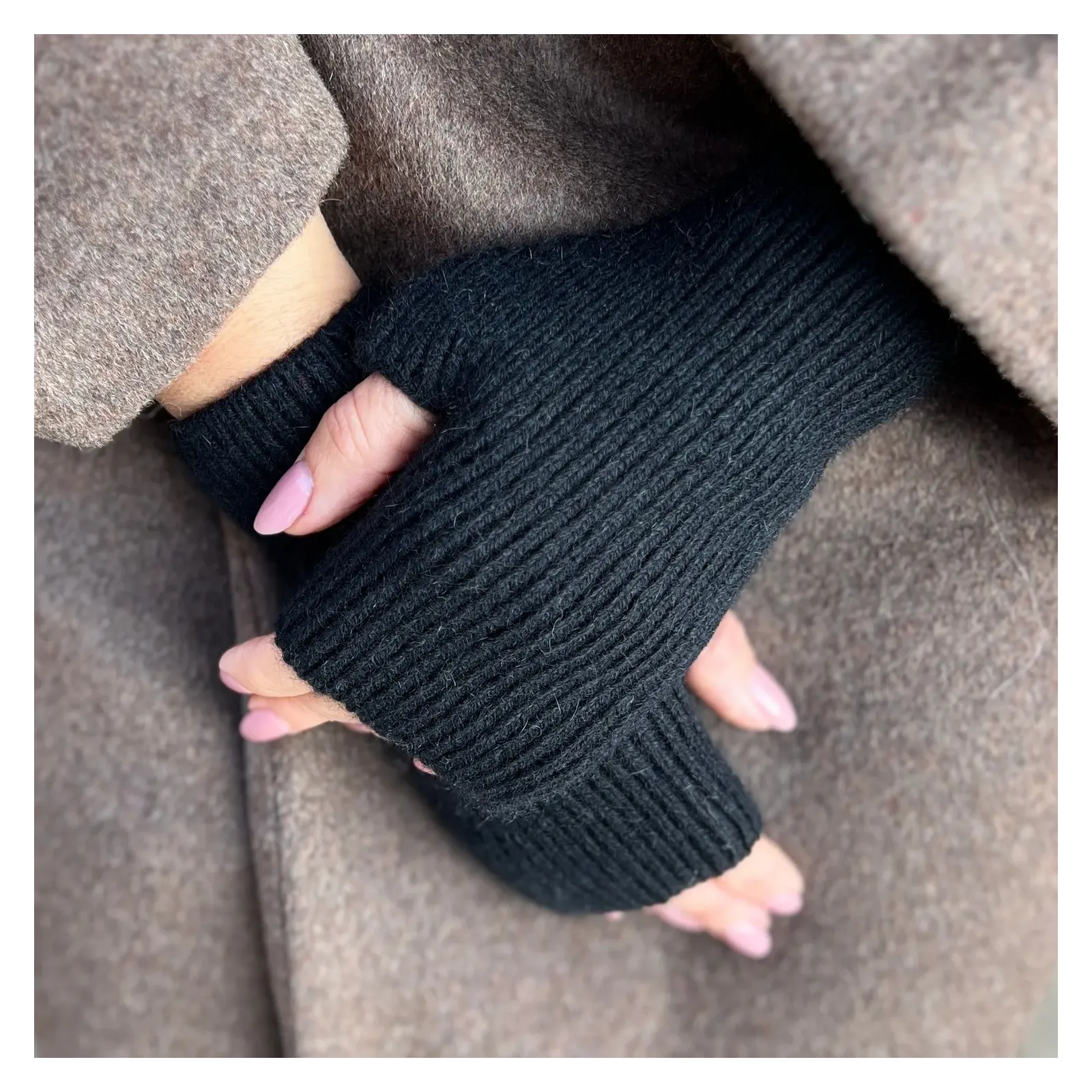 Czarne mitenki damskie z wełny – praktyczne i eleganckie rękawiczki
