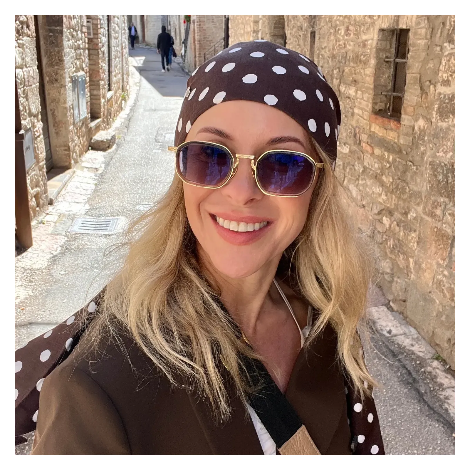 Stylowa brązowa chusta damska w białe grochy