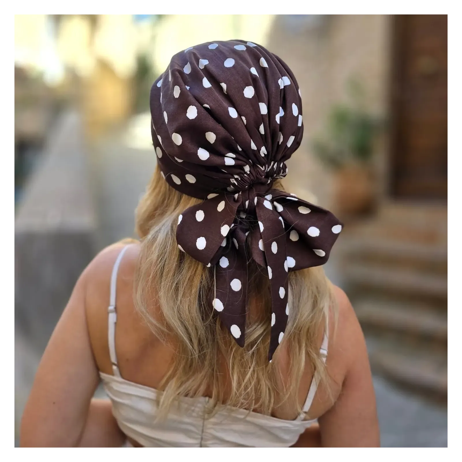 Stylowa brązowa chusta damska w białe grochy