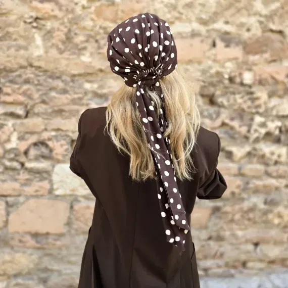 Stylowa brązowa chusta damska w białe grochy
