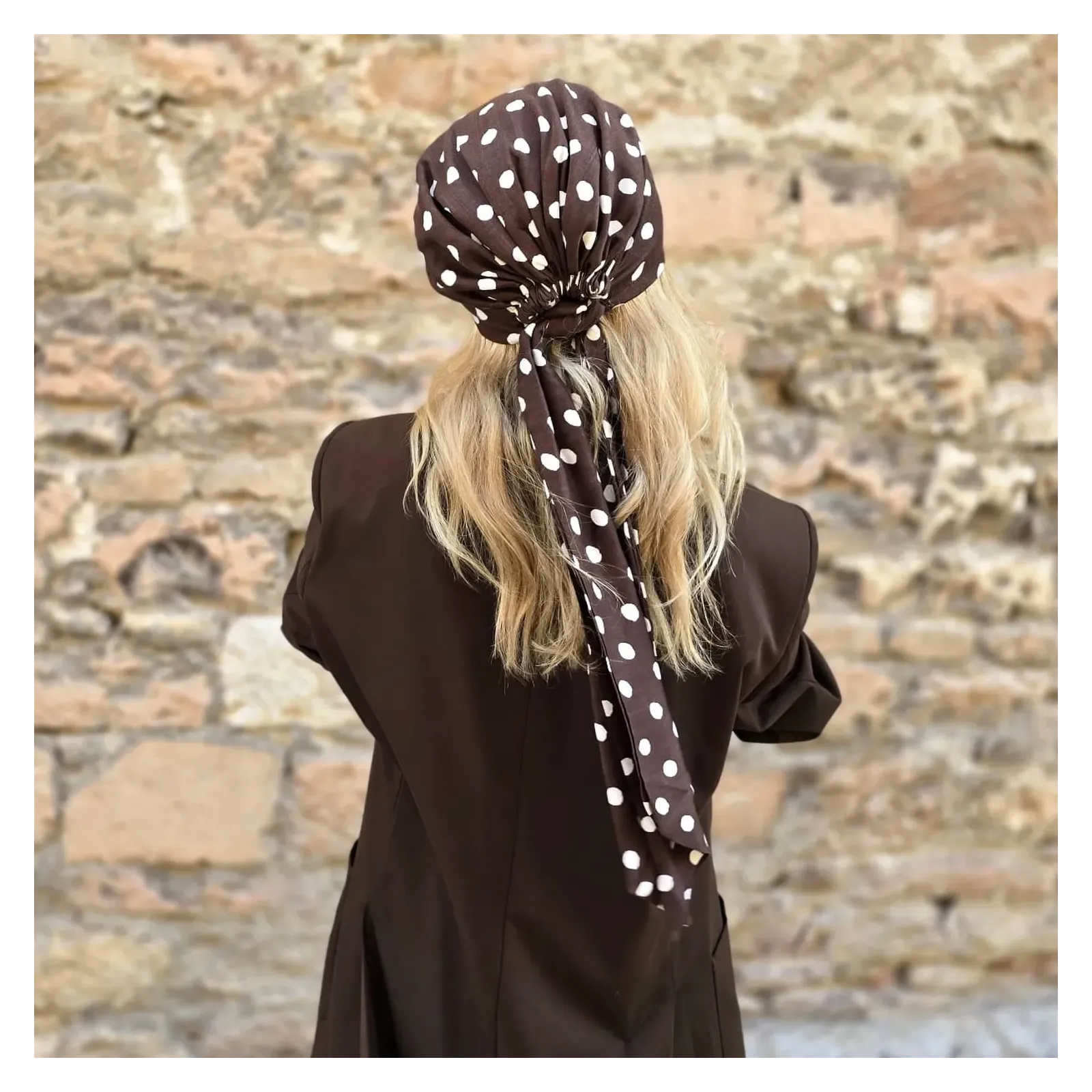 Stylowa brązowa chusta damska w białe grochy