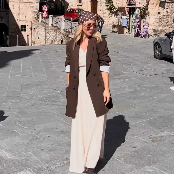 Stylowa brązowa chusta damska w białe grochy