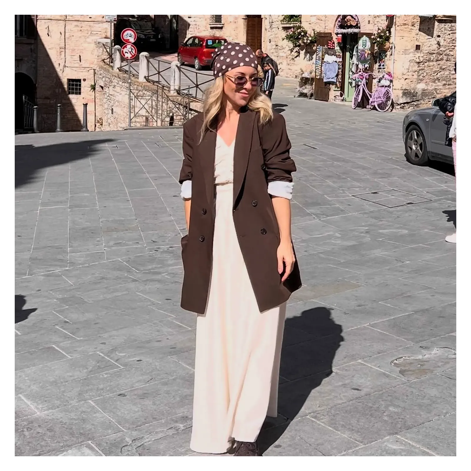 Stylowa brązowa chusta damska w białe grochy