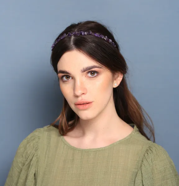 Delikatna opaska biżuteryjna z fioletowymi kamieniami naturalnymi.